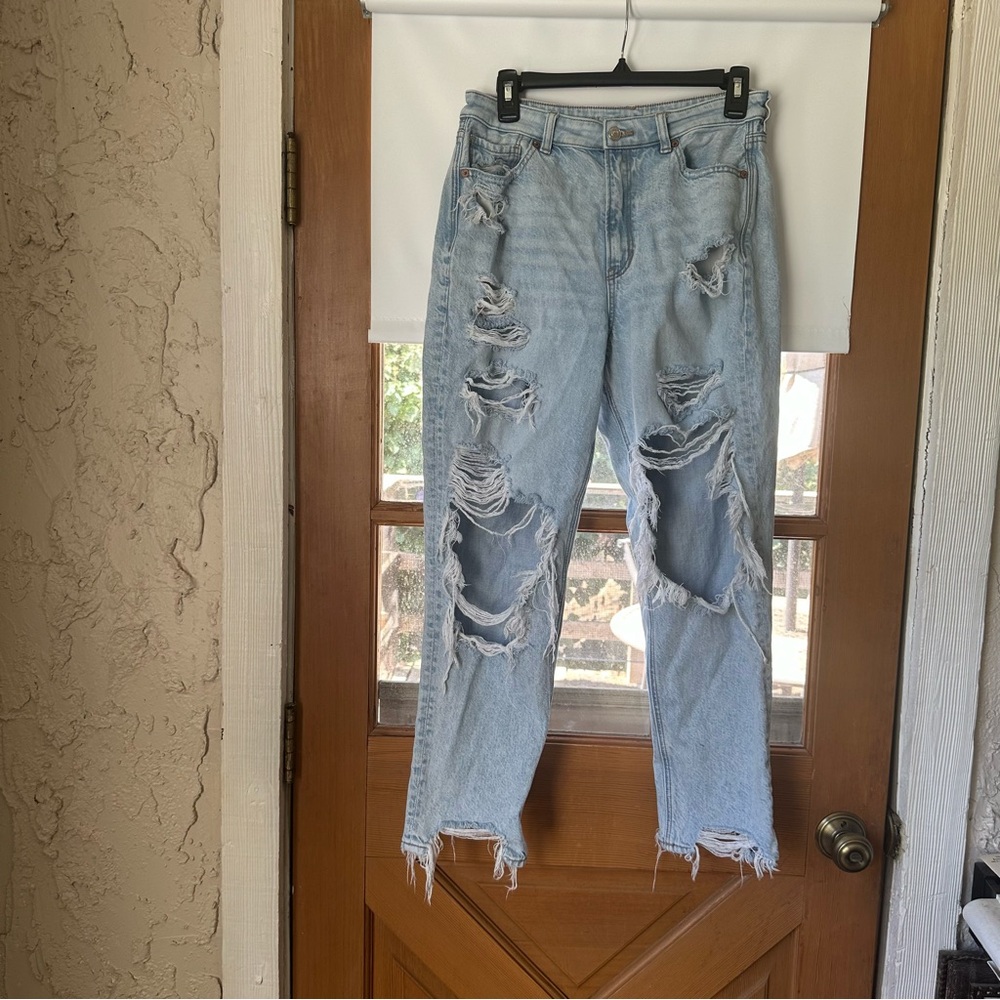 American Eagle Comfort Stretch Distressed Mid Rise Light Wash Jeans 🩵